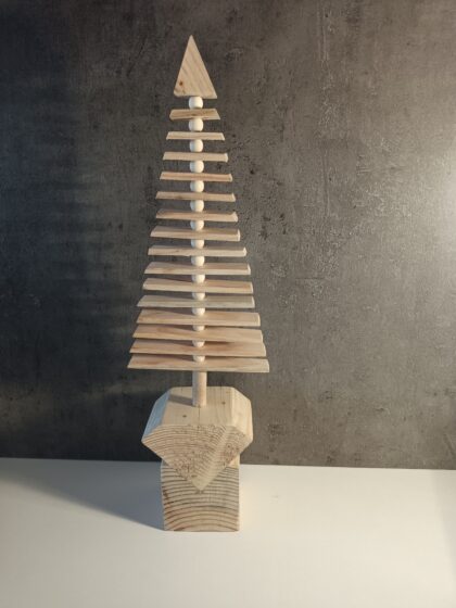 Grand sapin de Noël en bois à lattes