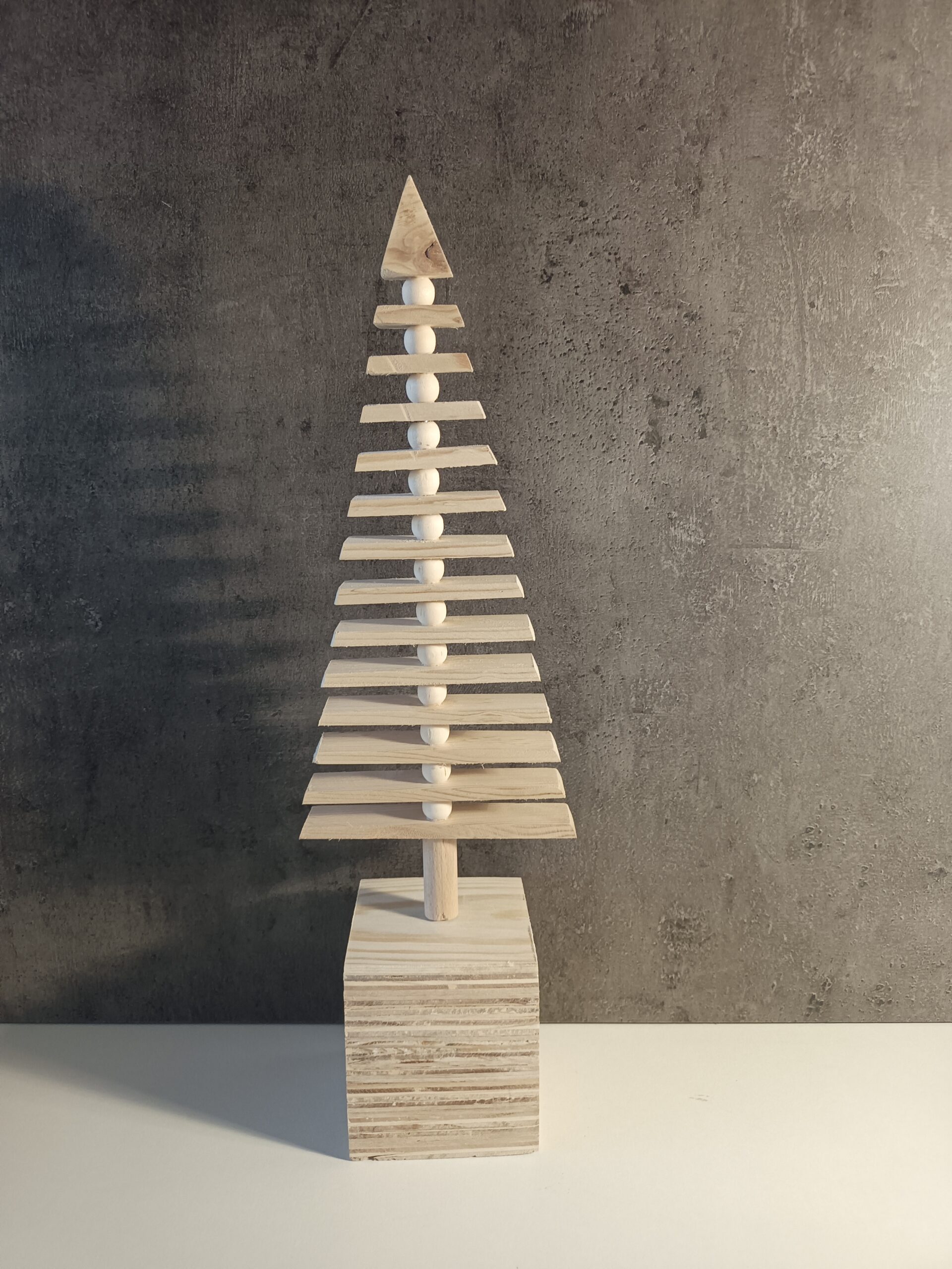 Sapin de Noël en bois à poser, décor perlé