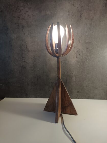 Lampe en bois d’intérieur, modèle sculpté