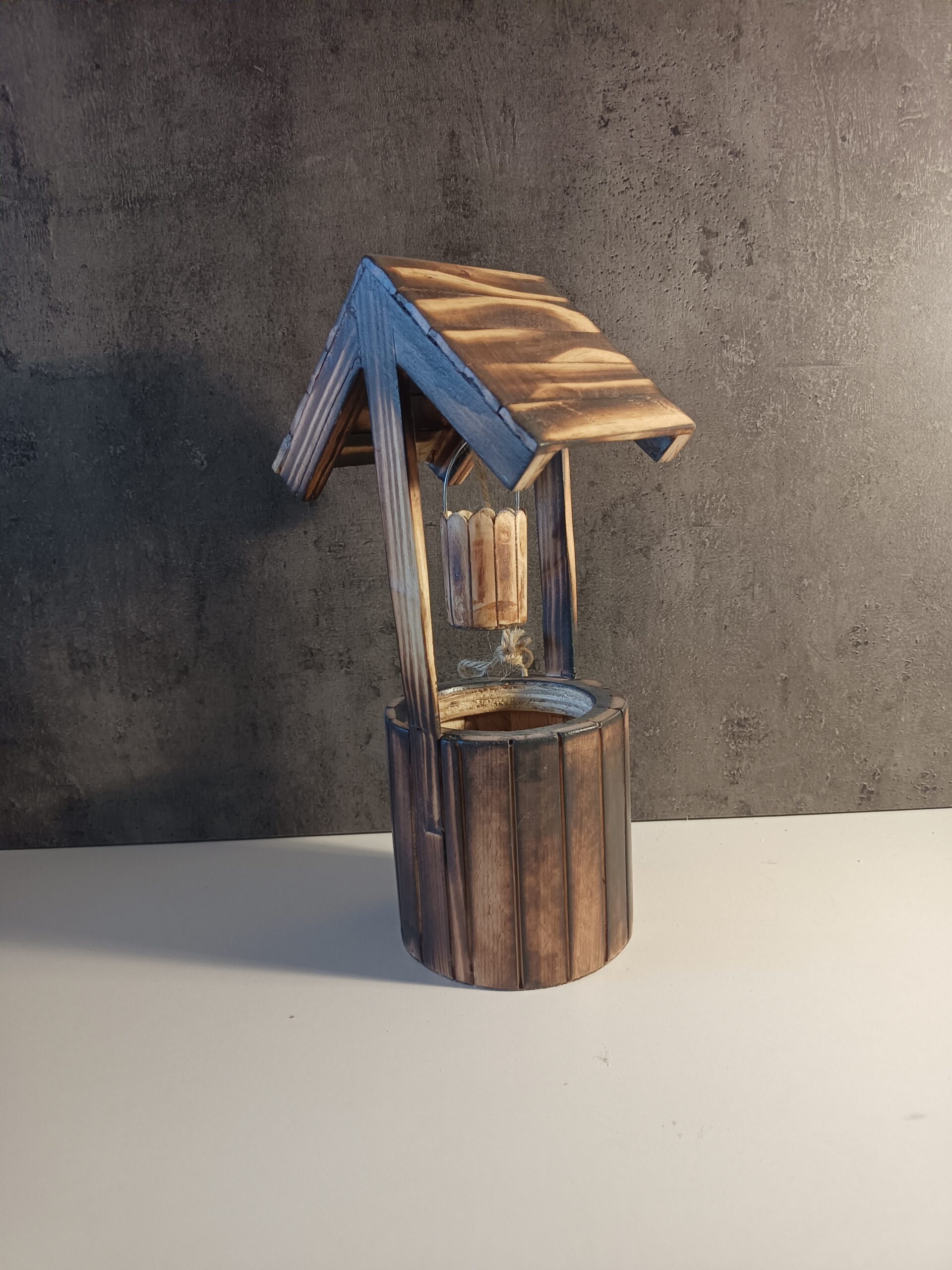 Puits décoratif en bois pour jardin