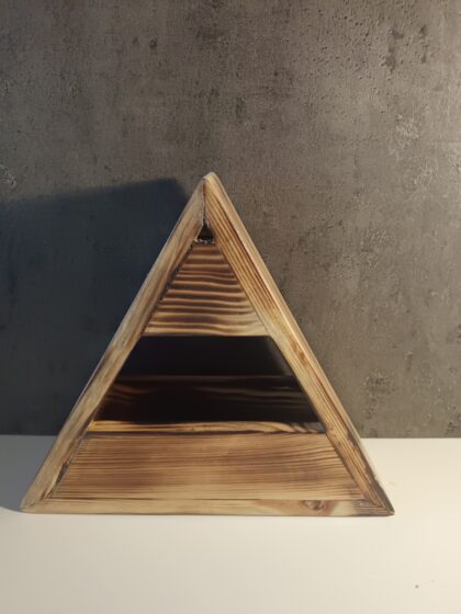Petite mangeoire à oiseaux en bois brûlé