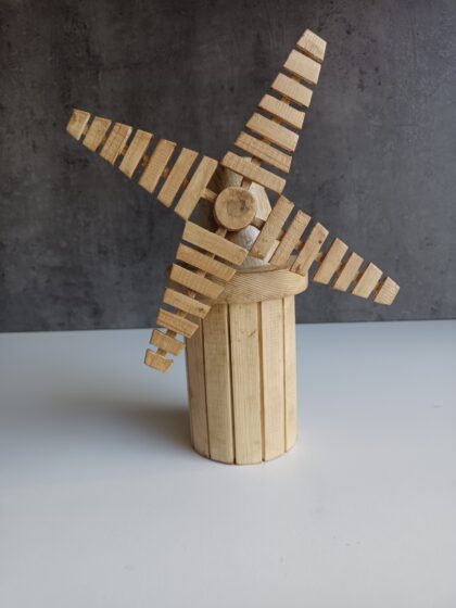 moulin en bois pour la crèche