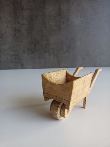brouette en bois pour la crèche